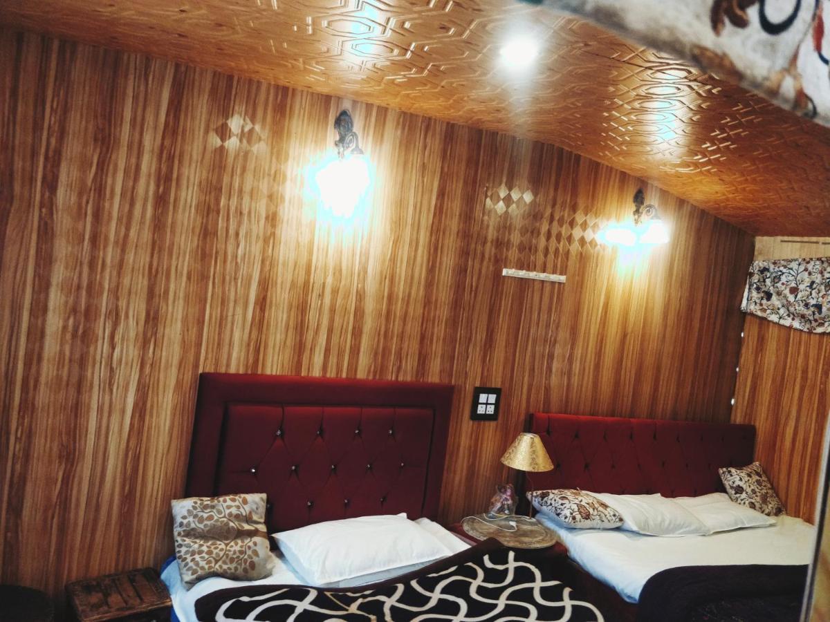 B Heritage Luxury Houseboat And Kashmir Tour Packages Botel Srinagar (Jammu and Kashmir)