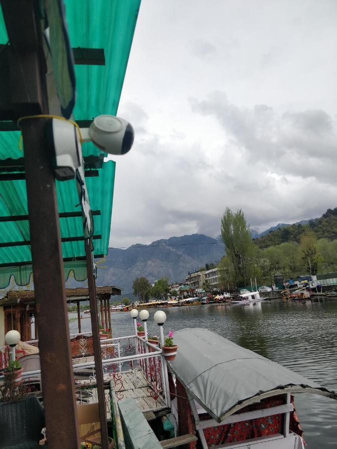 Botel B Heritage Luxury Houseboat And Kashmir Tour Packages 3*