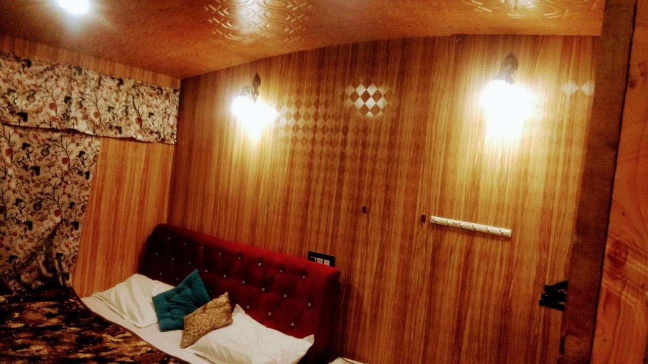 Botel B Heritage Luxury Houseboat And Kashmir Tour Packages Srinagar (Jammu and Kashmir)