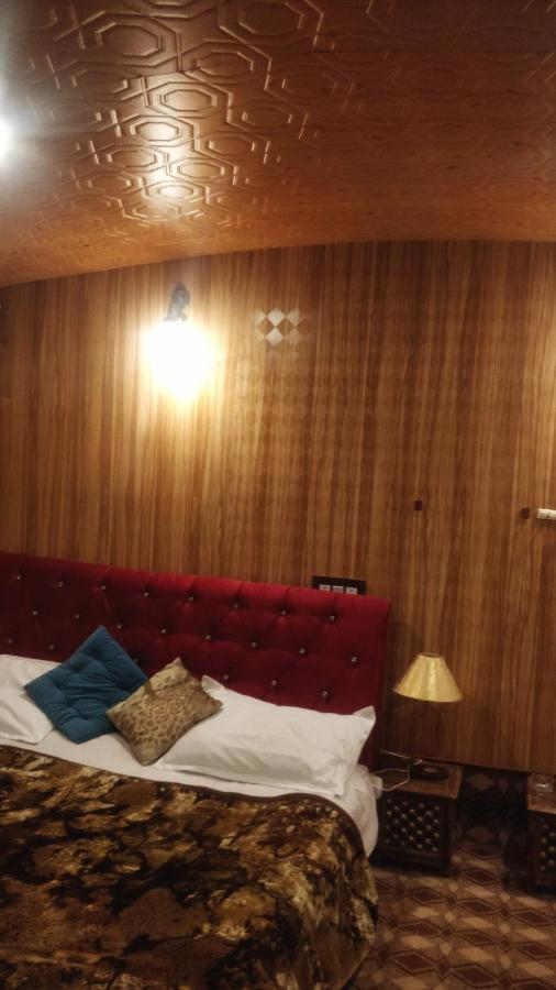 B Heritage Luxury Houseboat And Kashmir Tour Packages 3* Srinagar (Jammu and Kashmir)
