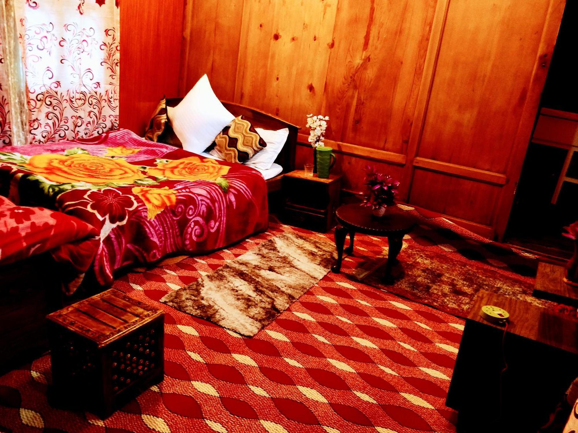 B Heritage Luxury Houseboat And Kashmir Tour Packages Botel Srinagar (Jammu and Kashmir)