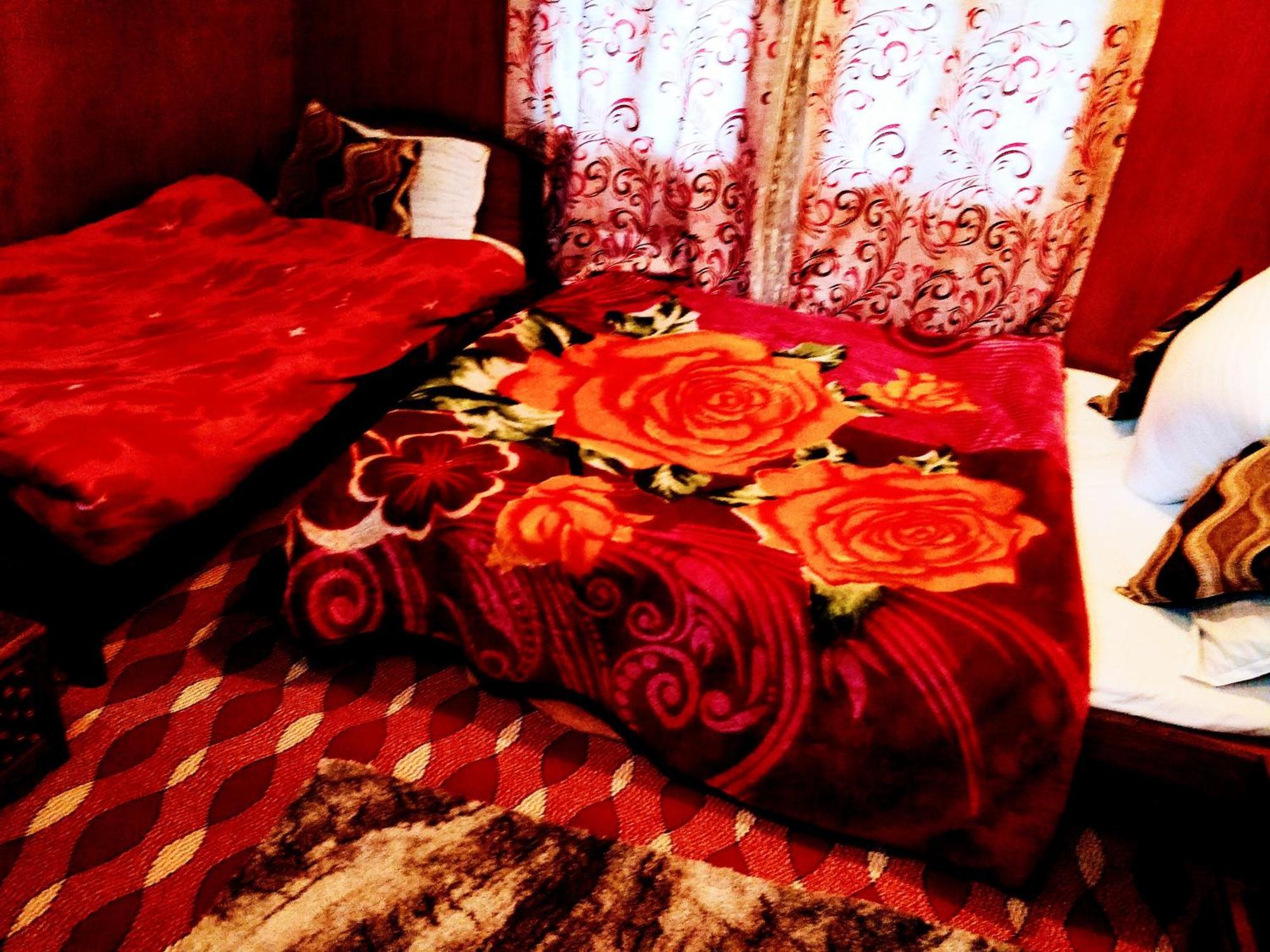 B Heritage Luxury Houseboat And Kashmir Tour Packages 3* Srinagar (Jammu and Kashmir)