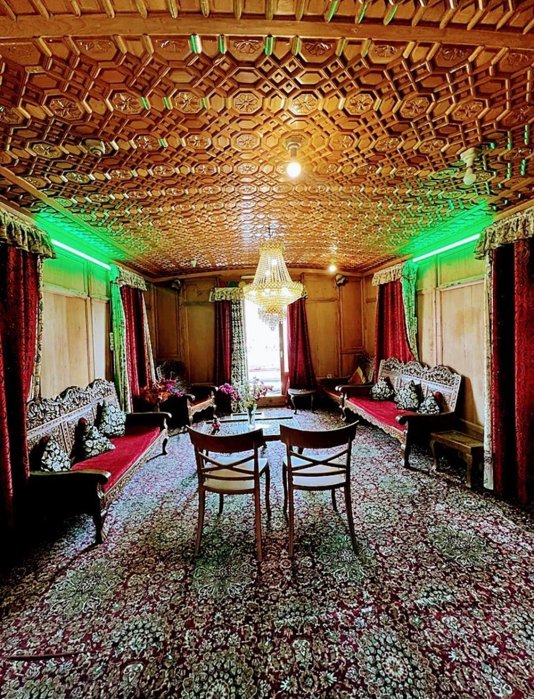 Botel B Heritage Luxury Houseboat And Kashmir Tour Packages 3*