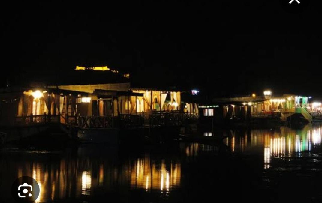 B Heritage Luxury Houseboat And Kashmir Tour Packages बोटेल 3*