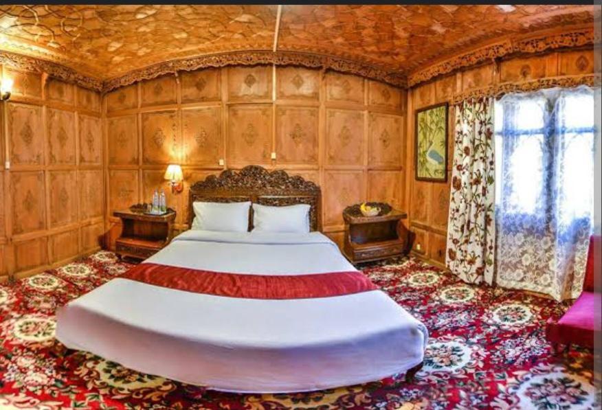 B Heritage Luxury Houseboat And Kashmir Tour Packages बोटेल Srinagar (Jammu and Kashmir)