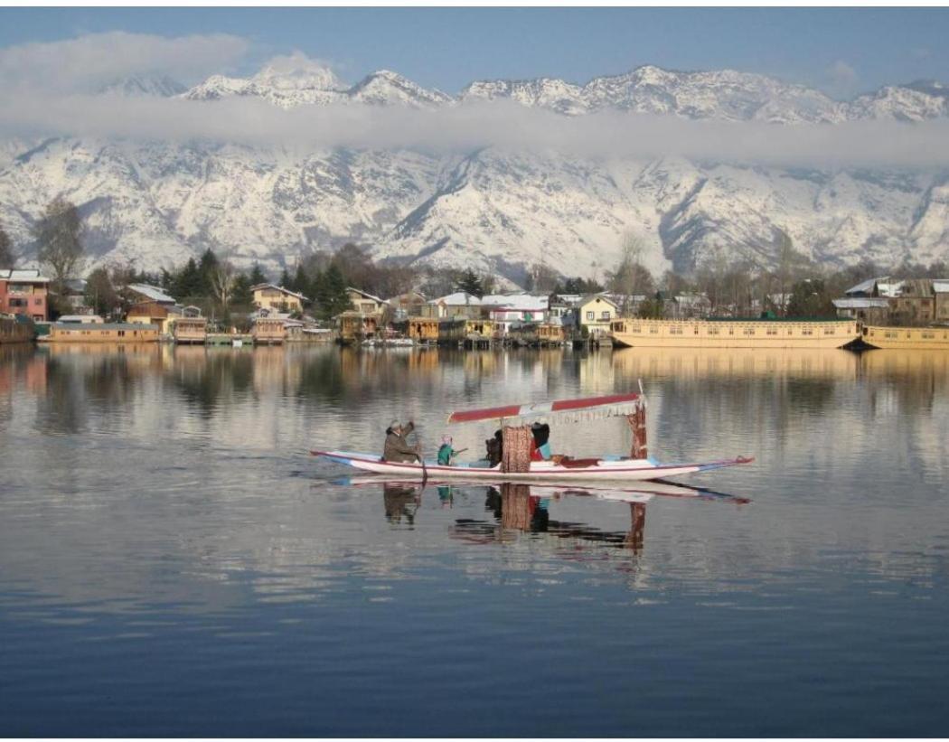 B Heritage Luxury Houseboat And Kashmir Tour Packages बोटेल